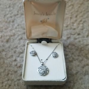 Earring and necklace flower set